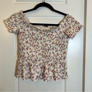 AMERICAN EAGLE OFF THE SHOULDER FLORAL PATTERNED WHITE TOP SIZE SMALL